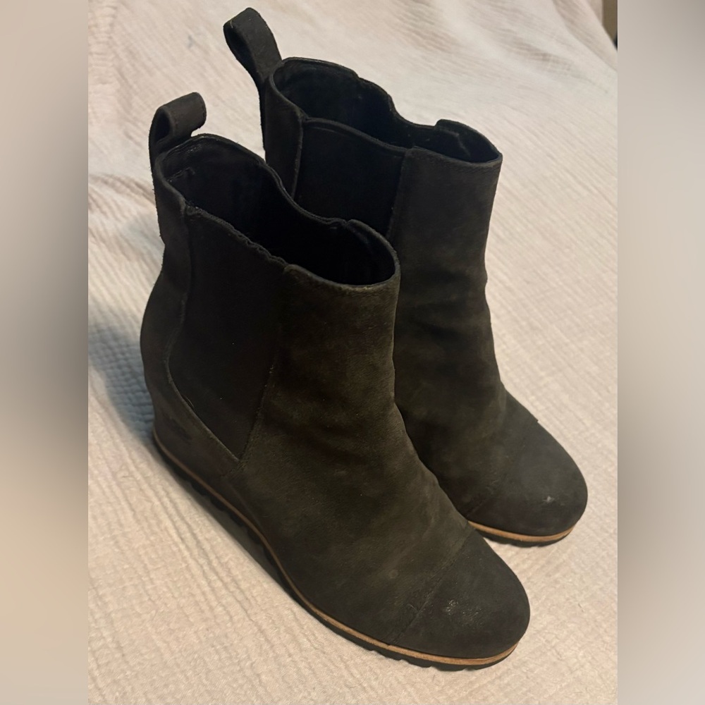 Woman’s Ugg Pax Chelsea Hidden Wedge Slip On Suede Booties Charcoal Gray Size 10